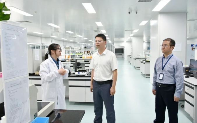 向“新”而行 區(qū)主要領(lǐng)導(dǎo)考察生物技術(shù)開發(fā)企業(yè)，擘畫產(chǎn)業(yè)發(fā)展新藍(lán)圖